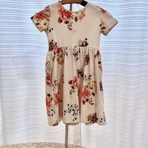 Soft dress with flowery print with pockets, size 7.